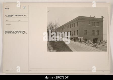 Entrepôt du bâtiment Quartermaster à fort Wood, New York. Cette photo a été prise par un photographe de l'Université Columbia. L'entrepôt est montré dans l'image. Les légendes indiquent que la photo a été prise et publiée sous le symbole « A. » Banque D'Images