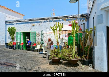 Lanzarote Îles Canaries Arrecife centre local café blanchi à la chaux et clients avec un ciel bleu profond Banque D'Images