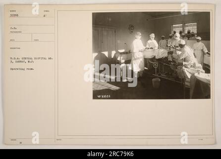 Une photographie montrant la salle d'opération des États-Unis Hôpital général no 3 à Rahway, N.J. La photo a été prise pendant la première Guerre mondiale Cette image, identifiée comme 111-SC-33355, a été capturée par le photographe S.C. La description note qu'il s'agit d'une salle d'opération à l'hôpital. Banque D'Images