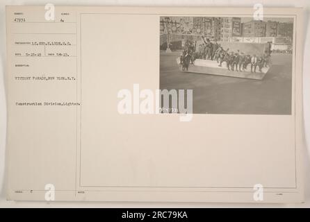 Des soldats de la division Construction participent à un défilé de la victoire à New York. La photographie a été prise le 7 mai 1919 par le lieutenant Geo. H. Lyon. Les soldats marchent avec un briquet étiqueté '47931'. Banque D'Images