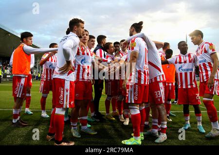 Saint-Pétersbourg, Russie. 12 juillet 2023. Les footballeurs du FC Crvena Zvezda Belgrade assistent à la cérémonie de remise des prix du club international de football Paris Match Premier. Le Crvena Zvezda football Club est devenu le vainqueur de la Premier Cup de Paris après le Crvena Zvezda - Fenerbahce Istanbul match, où le Crvena Zvezda Belgrade football club a remporté avec un score de 3:1. Crédit : SOPA Images Limited/Alamy Live News Banque D'Images