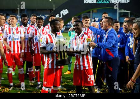 Saint-Pétersbourg, Russie. 12 juillet 2023. Kings Kangwa (20), footballeur du FC Crvena Zvezda Belgrade assiste à la cérémonie de remise des prix du club international de football Paris Match Premier. Le Crvena Zvezda football Club est devenu le vainqueur de la Premier Cup de Paris après le Crvena Zvezda - Fenerbahce Istanbul match, où le Crvena Zvezda Belgrade football club a remporté avec un score de 3:1. Crédit : SOPA Images Limited/Alamy Live News Banque D'Images