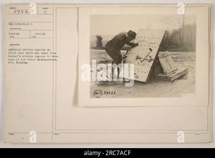 Officier américain examinant la porte en acier prise de la fouille privée de Kaiser à son ancien quartier général à SPA, Belgique. La porte a été récupérée pendant la première Guerre mondiale. Banque D'Images