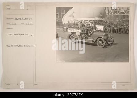 Défilé de la victoire à New York, montrant les pompiers du Camp Merritt. La photographie, prise par le lieutenant Geo. H. Lyon, du signal corps, capture le défilé avec des camions de Bose Company W-345. Le défilé a eu lieu au Camp Merritt dans le New Jersey. L'image montre des membres du service d'incendie en uniforme. Banque D'Images