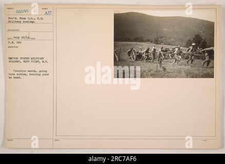 Soldats américains de l'Académie militaire des États-Unis à West point, NY, participant à une marche d'entraînement. On les voit entrer en action et transporter des armes à feu à la main. Cette photographie a été prise le 22 juillet 1918 et montre l'entraînement et la préparation entrepris par le personnel militaire pendant la première Guerre mondiale. Banque D'Images