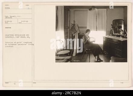 Vue intérieure d'un dortoir de filles dans les quartiers d'habitation des téléphonistes à Camp Meade, MD. La photo montre des rangées de lits équipés de compartiments de rangement. Prise le 25 février 1919 par le sergent Tyrell. Cette image a reçu le numéro 31311. Banque D'Images