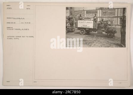 Soldats américains à New York participant à un défilé de la victoire pendant la première Guerre mondiale Ils exposent des pigeons de guerre allemands qu'ils ont capturés, qui ont été utilisés par le corps des signaux. La photographie a été prise le 3 mai 1919. La description comprend également des notes et des numéros supplémentaires à des fins d'archivage. Banque D'Images