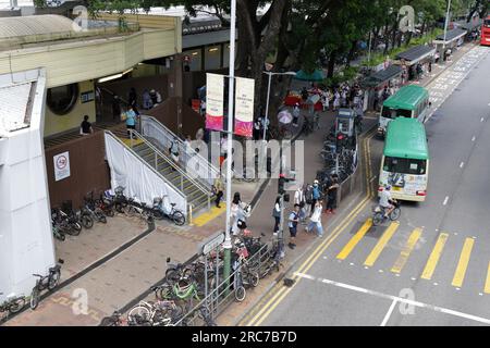 San WAN Road Exit and Pedestrian Crossing of Sheung Shui Railway (MTR) Station, New Territories, Hong Kong, Chine Banque D'Images