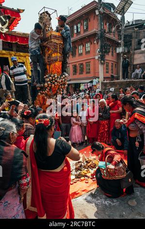 Bhaktapur, Népal - 16 avril 2023 : les habitants se réunissent et célèbrent le festival Biska Jatra (Bisket Jatra) ou le nouvel an népalais à Bhaktapur, Népal Banque D'Images