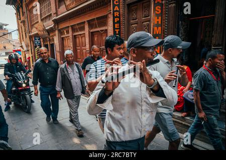 Bhaktapur, Népal - 16 avril 2023 : les habitants se réunissent et célèbrent le festival Biska Jatra (Bisket Jatra) ou le nouvel an népalais à Bhaktapur, Népal Banque D'Images