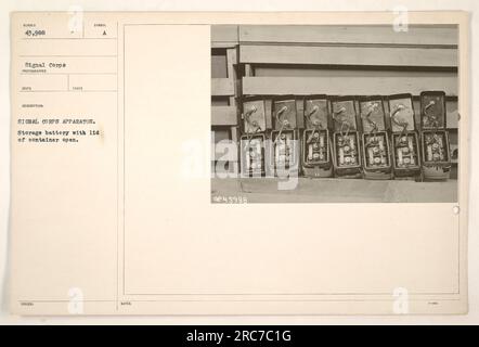 Photographie représentant une batterie de stockage avec le couvercle de son conteneur ouvert. Cette image a été prise par un photographe de signal corps pendant la première Guerre mondiale et est désignée comme numéro 43 988 dans leur catalogue. Banque D'Images