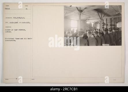 Soldats au camp Funston dans le Kansas suivant un cours d'électricité et des cours de radio. La photographie, numéro 683.12, a été prise le 20 avril 1920. Cette image fournit une scène des activités militaires au Camp Funston pendant la première Guerre mondiale Banque D'Images