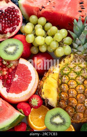 Fruits frais, fruits assortis sur fond blanc. Vitamines concept de nutrition naturelle. Banque D'Images