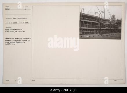 Des prisonniers allemands et autrichiens peuvent être vus à bord de l'U.S.A.T Mt. Vernon, qui était amarré au port d'embarquement, fort Mason, Californie. La photographie a été prise en avril 1920 et faisait partie d'une collection documentant les activités militaires américaines pendant la première Guerre mondiale. Banque D'Images