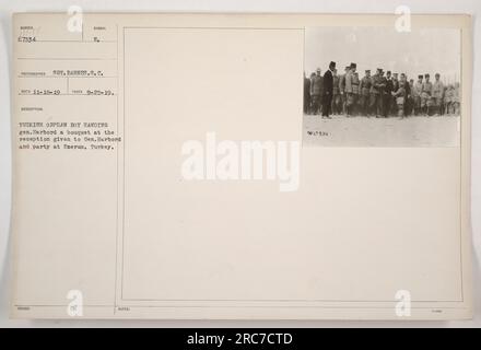 Un orphelin turc présente un bouquet floral au général Harbord lors d'une réception tenue à Ezerum, en Turquie. Cette photographie, prise par le sergent Barnes de l'unité de photographie de symbole, capture le moment de répit. L'image a été prise le 18 novembre 1919 et documentée le 25 septembre 1919. Banque D'Images