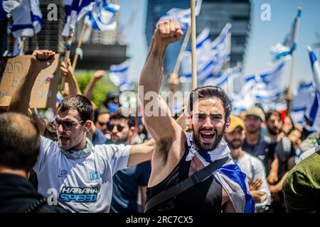 Jérusalem, Israël. 11 juillet 2023. Un manifestant fait des gestes pendant une manifestation. La police israélienne s'est affrontée aux manifestants au milieu d'énormes manifestations contre les plans controversés de réforme judiciaire du gouvernement. Des manifestations ont éclaté après qu'un projet de loi visant à retirer le pouvoir de la Cour suprême de réviser les décisions des ministres ait été adopté en première lecture au Parlement lundi soir. Les réformes ont polarisé le pays, déclenchant des mois de manifestations de masse. Crédit : SOPA Images Limited/Alamy Live News Banque D'Images