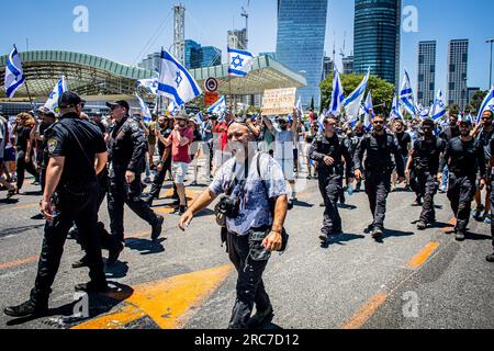 Jérusalem, Israël. 11 juillet 2023. NIR Elias vu lors d'une manifestation. La police israélienne s'est affrontée aux manifestants au milieu d'énormes manifestations contre les plans controversés de réforme judiciaire du gouvernement. Des manifestations ont éclaté après qu'un projet de loi visant à retirer le pouvoir de la Cour suprême de réviser les décisions des ministres ait été adopté en première lecture au Parlement lundi soir. Les réformes ont polarisé le pays, déclenchant des mois de manifestations de masse. Crédit : SOPA Images Limited/Alamy Live News Banque D'Images