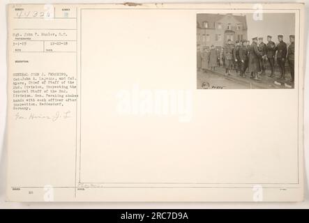 Le sergent John P. Musler a pris une photographie le 1 mars 1919, à Heddesdorf, en Allemagne. L'image montre le général John J. Pershing, le général John A. Lajeune, et le colonel Myers, chef d'état-major de la 2e division, inspectant l'état-major général de la même division. Le général Pershing peut être vu serrant la main à chaque officier après l'inspection. Banque D'Images