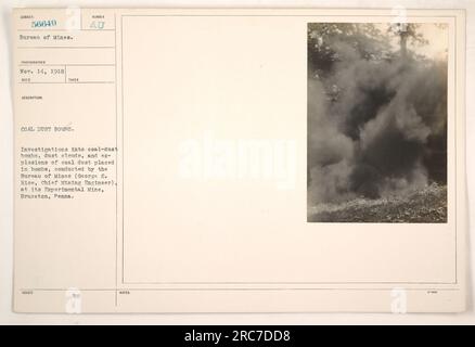 Enquêtes menées par le Bureau des mines sur les bombes de poussière de charbon, les nuages de poussière et les explosions. Cette photographie a été prise à la mine expérimentale de Bruceton, Pennsylvanie, le 14 novembre 1918. Le Bureau des mines examinait spécifiquement la poussière de charbon placée dans les bombes. Cette image fait partie de la collection SURECT 56649 du Bureau des Mines. Banque D'Images