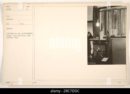 Photographie montrant un tableau de distribution et un châssis de distribution à l'hôpital de la base à Camp Devens, Massachusetts pendant la première Guerre mondiale. L'image est numérotée 111-SC-43438 et a été prise par le photographe Sunber. La photographie a été reçue avec une description et un symbole a été émis. Banque D'Images