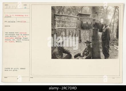 Cette photographie montre le soldat L. P. Goldshlag de l'école de signaux, 1e division de dépôt, utilisant un tableau de commutation de type monocord français dans la section de la zone avancée. Le VP H. W. Cunningham peut être vu envoyer des signaux. La photo a été prise le 7 août 1918 à St. Aignon, France. La date précise de la censure est inconnue. Banque D'Images