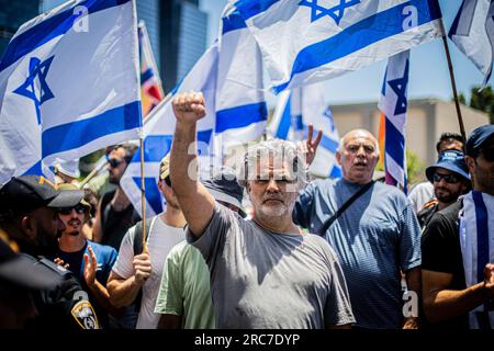 Jérusalem, Israël. 11 juillet 2023. Un manifestant fait des gestes pendant une manifestation. La police israélienne s'est affrontée aux manifestants au milieu d'énormes manifestations contre les plans controversés de réforme judiciaire du gouvernement. Des manifestations ont éclaté après qu'un projet de loi visant à retirer le pouvoir de la Cour suprême de réviser les décisions des ministres ait été adopté en première lecture au Parlement lundi soir. Les réformes ont polarisé le pays, déclenchant des mois de manifestations de masse. (Photo Eyal Warshavsky/SOPA Images/Sipa USA) crédit : SIPA USA/Alamy Live News Banque D'Images