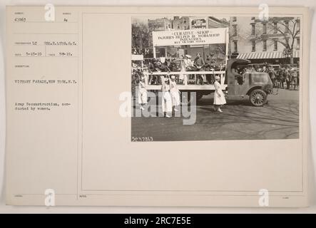 Les femmes qui participent à la reconstruction de l'armée organisent un défilé de la victoire à New York pendant la première Guerre mondiale. Cette image montre leur implication dans l'effort de guerre, car ils fournissent une aide précieuse dans les activités de reconstruction et de soutien aux soldats blessés par le biais d'industries d'atelier. Banque D'Images