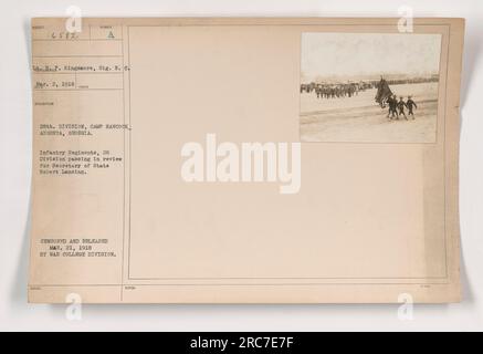 Régiments d'infanterie de la 28e division passant en revue pour le secrétaire d'État Robert Lansing lors d'un événement militaire au camp Hancock à Augusta, Géorgie le 2 mars 1918. Cette photographie a été censurée et publiée par la Division War College le 21 mars 1918. Banque D'Images