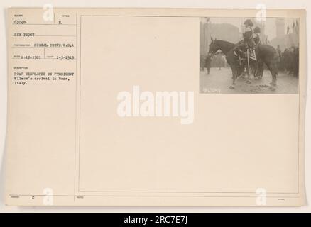 Le président Wilson arrive à Rome, en Italie, au milieu d'une grande pompe et d'une cérémonie. Cette photographie a été prise par les États-Unis Signal corps le 19 février 1921, capture la grandeur de l'occasion. L'image montre les décorations élaborées et l'exposition militaire qui ont accompagné la visite du président Wilson dans la ville. Banque D'Images
