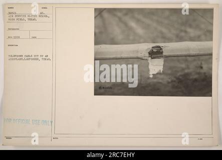 Cette photographie a capturé les suites d'un incident à l'école de vol de l'Air Service de l'UA à Rich Field, au Texas, pendant la première Guerre mondiale. Un câble téléphonique a été heurté par un avion, causant des dommages. L'image a été prise à Lamposses, Texas et reçue en 1918. Il était destiné à un usage officiel uniquement. Banque D'Images