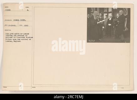 Lord Maire de Londres lisant un discours de bienvenue au président Woodrow Wilson à son arrivée à Londres, en Angleterre. Prise en 1919 par le signal corps. Banque D'Images