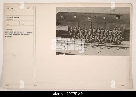 Groupe d'officiers réunis devant un canon naval massif monté sur une voie ferrée en France pendant la première Guerre mondiale. La photo, prise par le signal corps, montre l'échelle et la puissance de l'arme. L'image fait partie d'une collection d'activités militaires américaines pendant la guerre. Banque D'Images