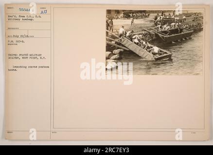 Sur cette photographie prise à l'Académie militaire des États-Unis à West point, NY, des bateaux pontons en toile sont lancés. La photo a été prise le 22 juillet 1918. L'image montre les activités militaires et la formation à l'académie pendant la première Guerre mondiale Banque D'Images