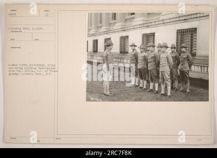 Un groupe de soldats en formation militaire du sergent Gillis, photographe du signal corps de l'Université Columbia. Les soldats reçoivent probablement un enseignement sur la photographie et d'autres techniques de communication connexes. Cette photographie a été prise par le photographe signal corps de l'Université Columbia et porte le numéro 048381. Banque D'Images