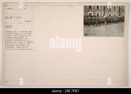 Le général John J. Pershing et plusieurs officiers décorés sont vus passer en revue les troupes à Hdqrs. S.O.S., Tours, Indre et Loire, France. Les officiers sur la photo comprennent : le major gens. F.J. Kernan, J.G.Harbord, W.C. Dangfitt, M.M. Patrick, H.L. Rogere ; Brig. Gens, E. Russell, W.D. Connor, C.G.Dawes, W. Atterbury, F.R.McCoy et W.D.McCaw. La photo a été prise le 18 janvier 1919. (Photographe : Sgt. W. S. Legge) Banque D'Images