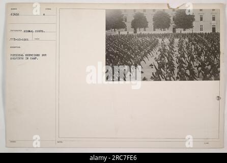 Soldats participant à des exercices physiques au camp pendant la première Guerre mondiale. La photographie, prise par le signal corps, montre un groupe de soldats engagés dans des exercices, probablement dans le cadre de leur entraînement militaire. Cette image illustre l'importance de la condition physique des soldats en temps de guerre. Banque D'Images