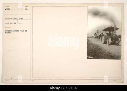 Un tracteur transportant un train de camions pendant la première Guerre mondiale. Cette photographie porte le numéro d'identification 111-SC-43869 et a été prise par un photographe de signal corps. Il a été reçu le 10 mars 1921 et porte le symbole UA. L'image montre une opération logistique en action, soutenant probablement des activités militaires pendant la guerre. Banque D'Images