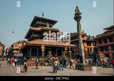 Bhaktapur, Népal - 16 avril 2023 : les habitants se réunissent et célèbrent le festival Biska Jatra (Bisket Jatra) ou le nouvel an népalais à Bhaktapur, Népal Banque D'Images