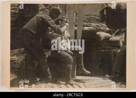 Soldats américains marchant en formation pendant la première Guerre mondiale Ils sont vêtus d'uniformes militaires et de casques. Les soldats portent des fusils et des baïonnettes, la tête haute et les yeux tournés vers l'avant. L'image capture la discipline et l'unité de l'armée pendant cette période. Banque D'Images