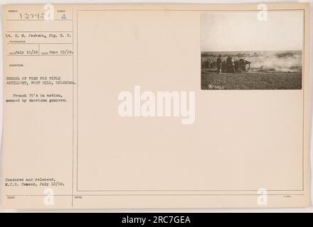 Soldats américains pratiquant leurs compétences en artillerie dans une école d'artillerie de campagne à fort Sill, Oklahoma. Les soldats sont vus en train d'utiliser des canons français 75, montrant leur entraînement et leur préparation au combat pendant la première Guerre mondiale Cette photographie a été prise le 23 juin 1918 et mise en ligne pour le public le 12 juillet 1918. Banque D'Images