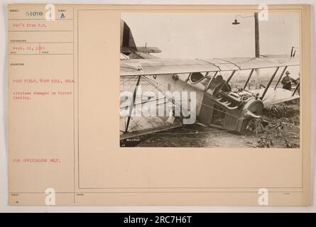 Image d'un avion endommagé lors d'un atterrissage forcé à Post Field, fort Sill, Oklahoma. Cette photographie a été prise par un photographe non identifié le 10 septembre 1918. L'image a reçu le numéro d'identification 54070 et a été reçue d'une source inconnue. Il est destiné à un usage officiel uniquement. Banque D'Images