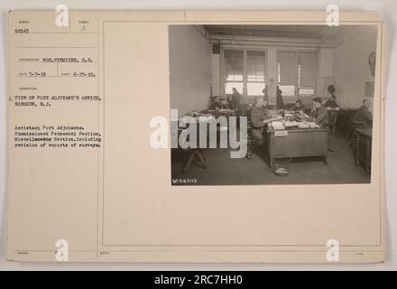 Voici une photographie du bureau de l'adjudant de Port à Hoboken, New Jersey, pendant la première Guerre mondiale. Le bureau est impliqué dans diverses tâches, telles que le traitement du personnel commissionné et la révision des rapports d'enquête. La photographie a été prise le 25 juin 1919, et le photographe est le sergent Stemizer du signal corps. La photo porte le numéro d'identification 58543 et a été reçue le 7 juillet 1919. Banque D'Images