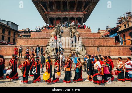 Bhaktapur, Népal - 16 avril 2023 : les habitants se réunissent et célèbrent le festival Biska Jatra (Bisket Jatra) ou le nouvel an népalais à Bhaktapur, Népal Banque D'Images