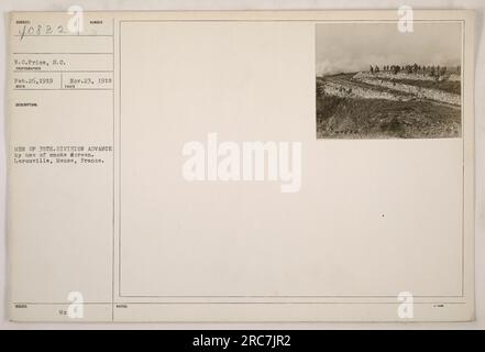 Hommes de la 35e Division avançant à l'aide d'écrans de fumée à Lerouville, Meuse, France, le 23 novembre 1918. La photographie a été prise par R.C. Prix et reçu le 26 février 1919. Banque D'Images