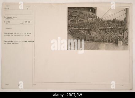 L'image représente le Léviathan amarré à une jetée avec des troupes de la Rainbow Division. Prise le 7 mai 1919 par le lieutenant Lyon, la photographie montre des troupes sur le pont du Léviathan agitant. La description et les notes indiquent que l'image a été émise le 25 avril 1919 et que son numéro de référence est le 48220. Banque D'Images