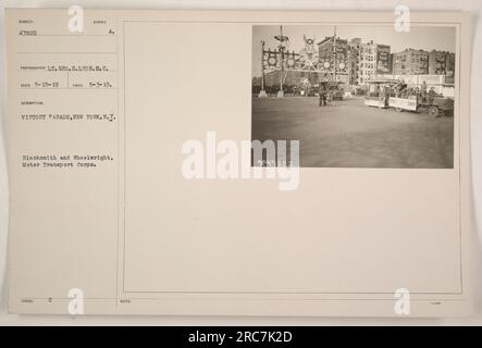 Un forgeron et un wheelwheel du Motor transport corps participent à un défilé de la victoire à New York. La photographie a été prise le 3 mai 1919 par le lieutenant Geo. H. Lyon. L'image est marquée comme sujet numéro 47822 en référence à RECO 5-15-19 et photographe LT. GEO.H. Lyon.B.C. Banque D'Images