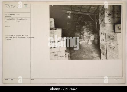 Le sergent G. Ryden, photographe de l'armée, a pris cette photo le 26 février 1919, à l'hôpital de la base n°6 de Bordeaux, France. L'image montre des soldats recevant des provisions de subsistance délivrées. L'emplacement est en Gironde, France. La photographie porte également la mention 'Ros - INIT te 05 40744 10:10' indiquant l'identification et la date. Banque D'Images