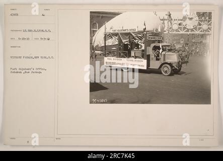 DÉFILÉ DE LA VICTOIRE, NEW YORK, NEW YORK - Cette photographie a été prise par le lieutenant Geo. H. Lyon, S. C. il montre la parade de la victoire à New York le 3 mai 1919. L'image a été émise par le bureau de Port Adjutant à Hoboken, New Jersey. Il fait partie de la collection de la Division du courrier et des dossiers. Banque D'Images