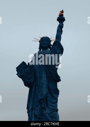 Réplique de Statue de la liberté, donnée à la France par les USA, sur Port de Grenelle, Île, Seine, Paris, France, Europe, UE. Banque D'Images