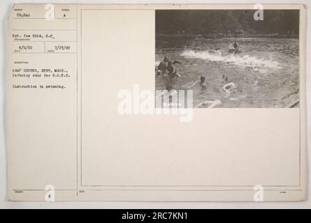 Soldats participant à des cours de natation au Camp Devens, Ayer, Massachusetts. Ce camp d'infanterie sert également de terrain d'entraînement pour les cadets du ROTC. La photographie, prise le 23 juillet 1920, porte le numéro 69 044 et a été prise par le sergent Joe Hitz, S.C. aux fins du dossier historique. Banque D'Images